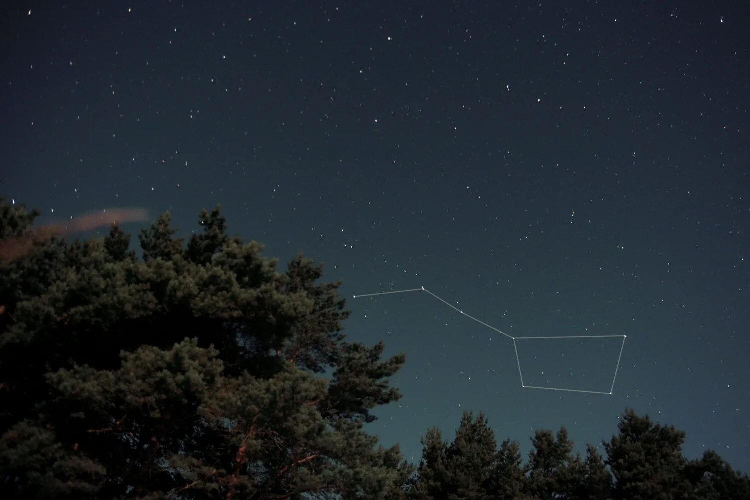 Андромеда Галактика на небе невооружённым глазом. Галактика Андромеда на ночном небе невооруженным глазом. Туманность Андромеды Галактика на небе. Галактика Андромеда с земли невооруженным.