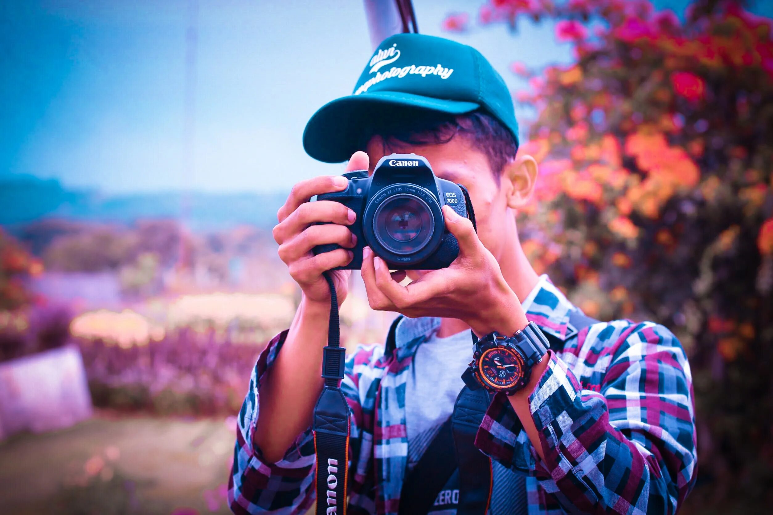 Человек с фотоаппаратом. Подросток с фотоаппаратом. Фотоаппарат на природе. Парень с фотоаппаратом.