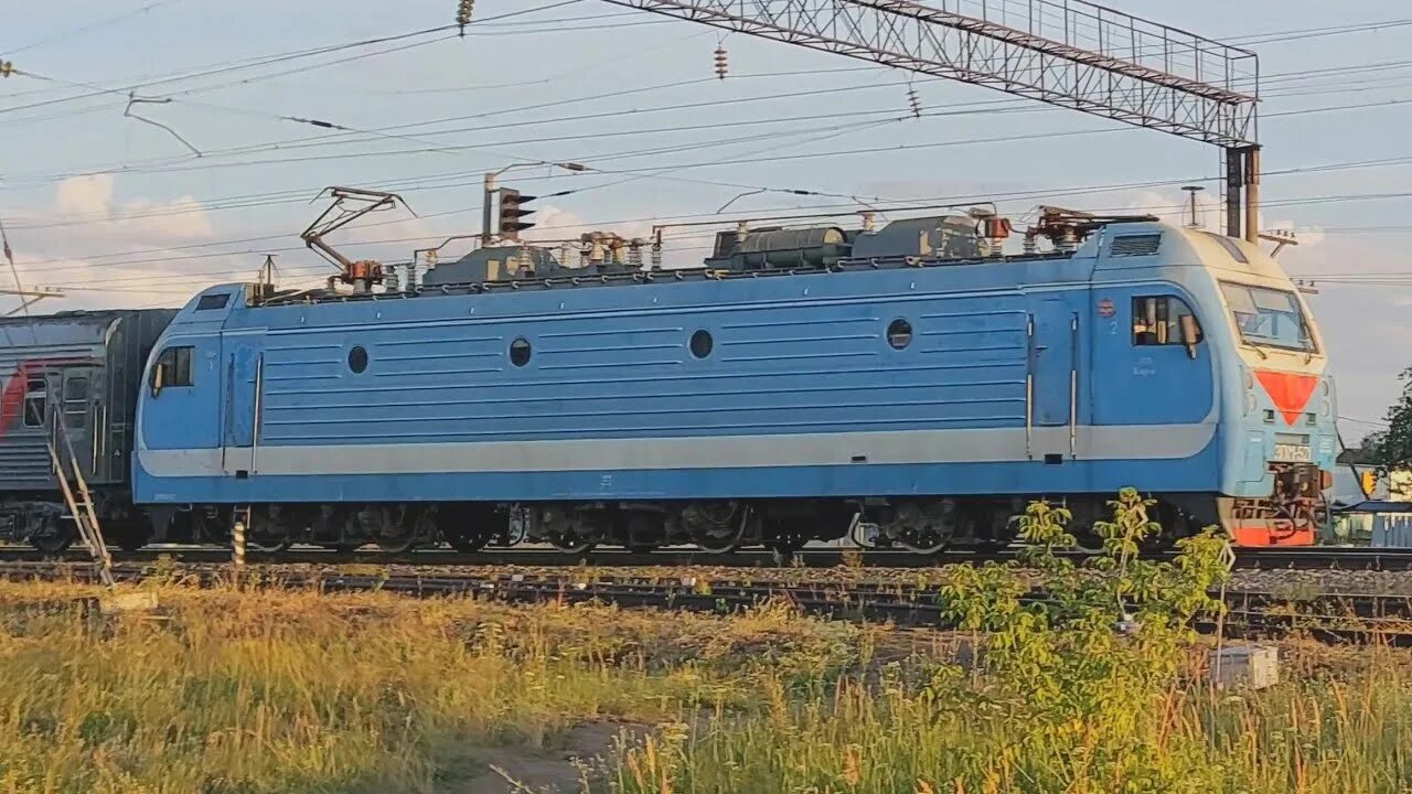 Электровоз. Пассажирский тепловоз. Электровоз эп1м на станции Волгоград-1. Поезд 523е