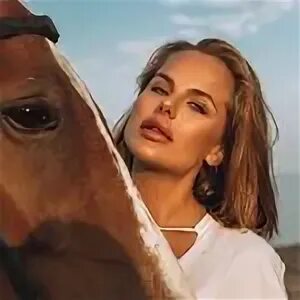 Dobromirovnaa инстаграм. Кристина озимкова инстаграм. Девушка в кафе инстаграм. Екатерина усманова 2020. Красивая брюнетка в ресторане.