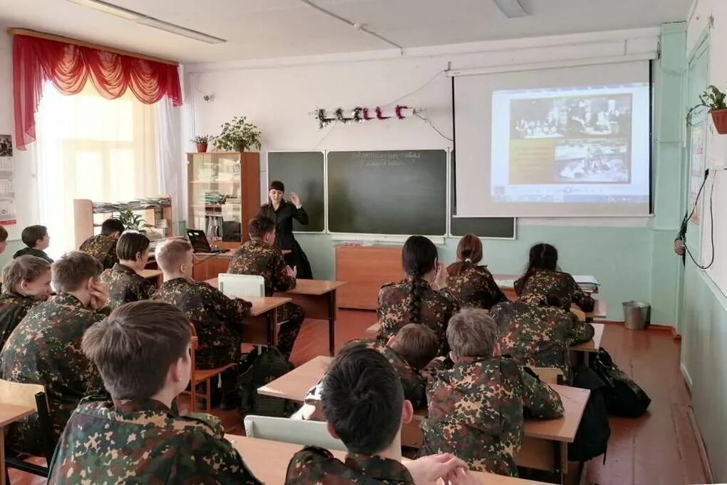 Школа 18 улан. Уроки Мужества в школе. Кадетская школа. Российские школьники. Уроки Мужества США.