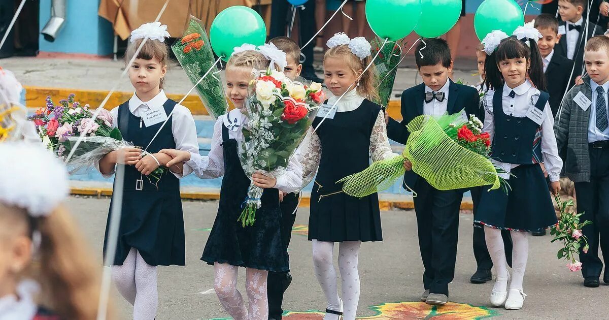 Может ли быть 1 сентября в воскресенье. Линейка 1 сентября. первоклассники на линейке. школьники 1 сентября. 1 сентября линейка 1 класс.