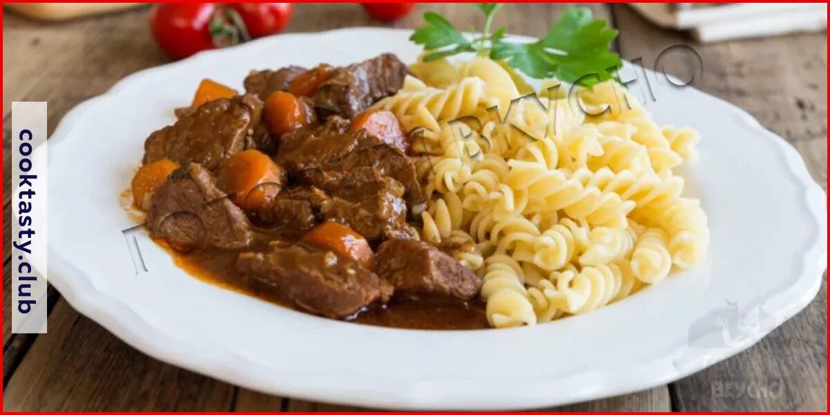 Гуляш из свинины с макаронами на сковороде. Гуляш из говядины с подливкой и макаронами. спагетти с гуляшом. гуляш с макаронами и подливкой. гуляш из говядины с макаронами.