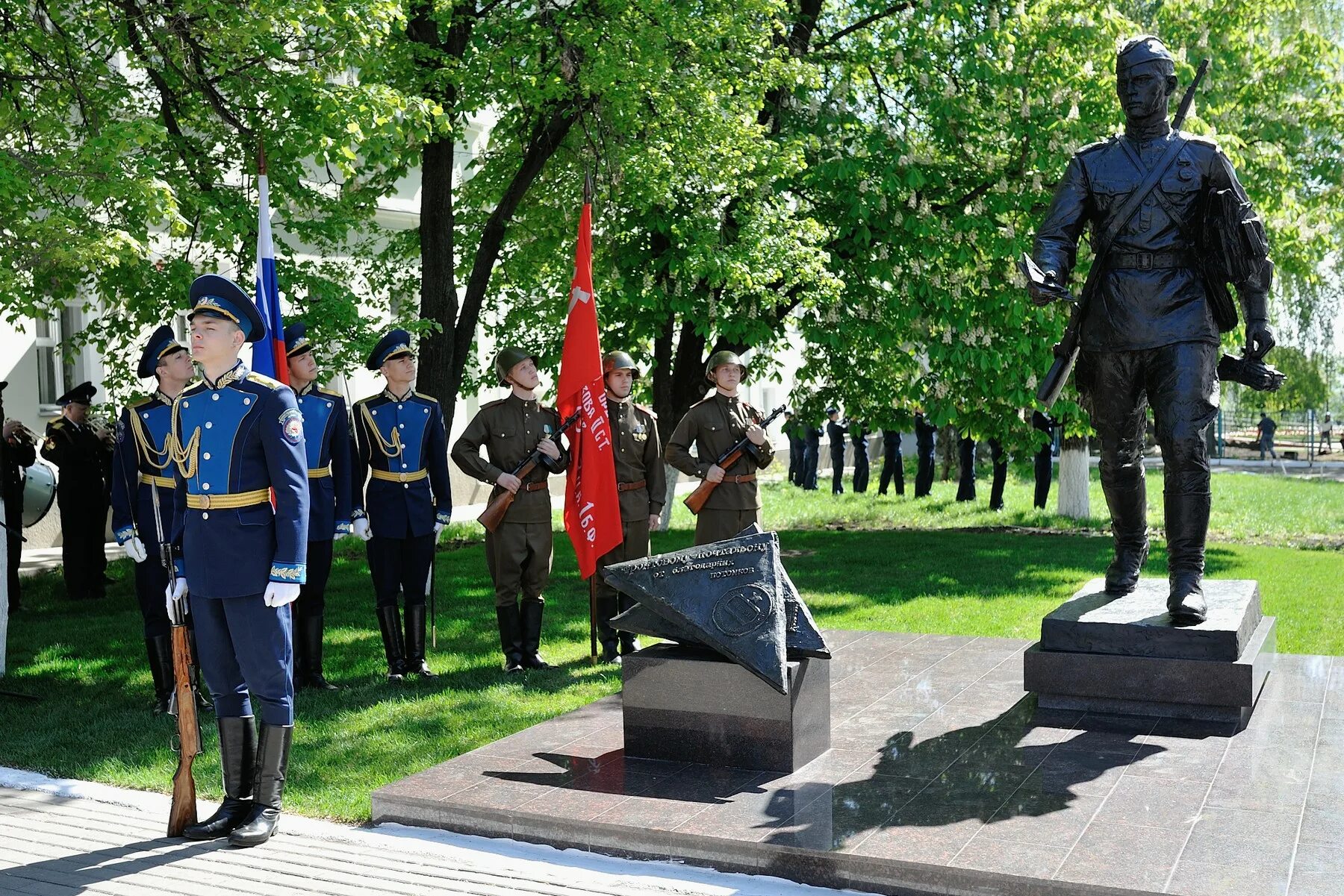 Памятник первому и девятому