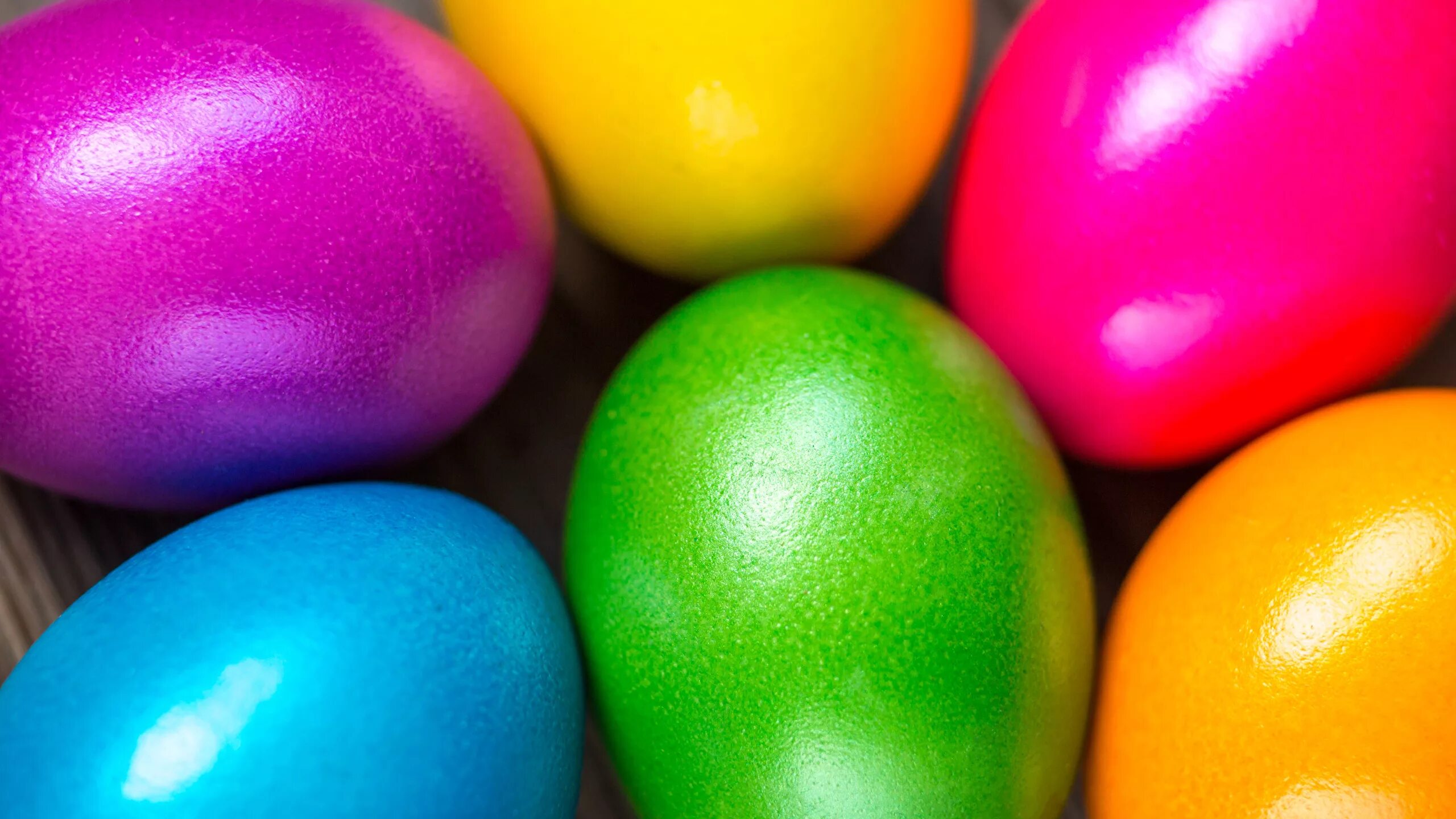 Разноцветные яйца на пасху. Крашенки пасхальные яйца. Крашенки яйца на Пасху. Крашеные яйца крашенки. Разноцветные яйца.