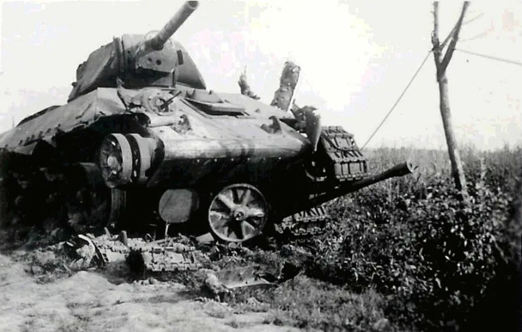 Т-34 курская битва. Т-34 таранит немецкий танк. Танк таранит танк. Т-34 1941-1945. Трофейный бт 7.