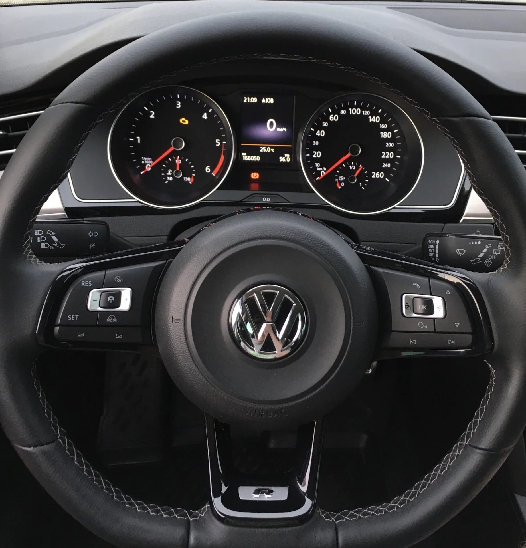Руль r line. Р лайн руль на пассат б6. руль vw passat b8. руль r line passat b7.