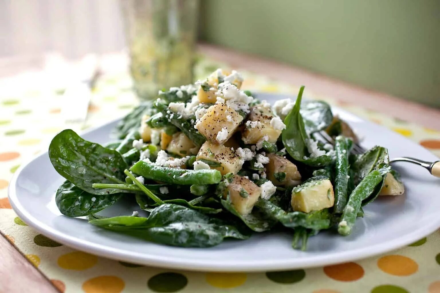 Салат из щавеля свежего рецепты. Шпинатный салат. Шпината Spinach can. Стручковая фасоль со шпинатом.