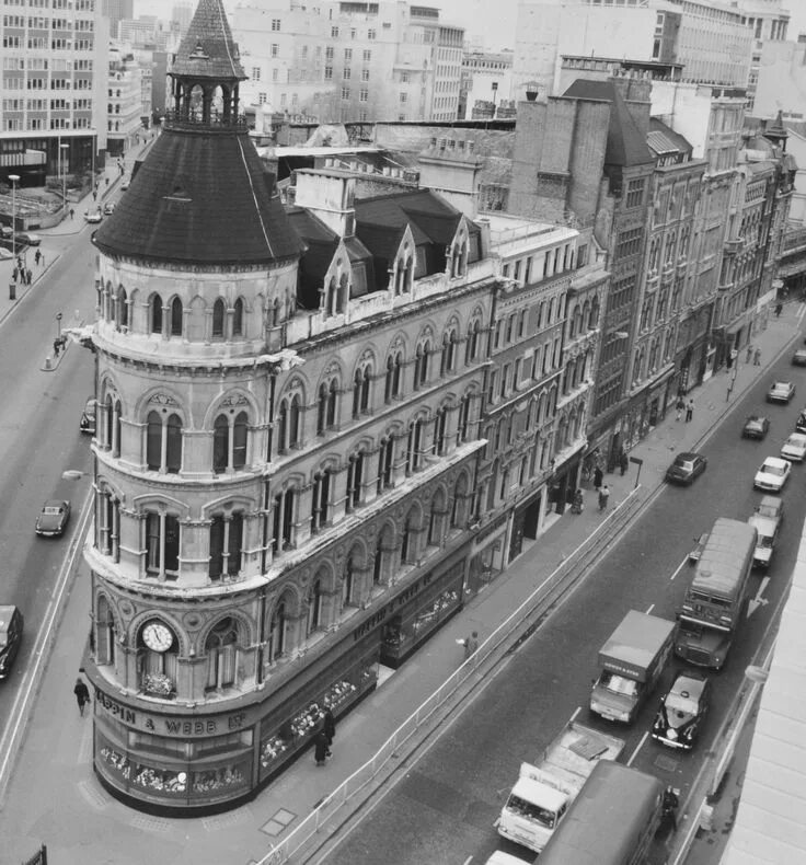 Старинный квартал в Лондоне. London historical buildings. Англия фото. Каретные часы Mappin&Webb London. Lost london