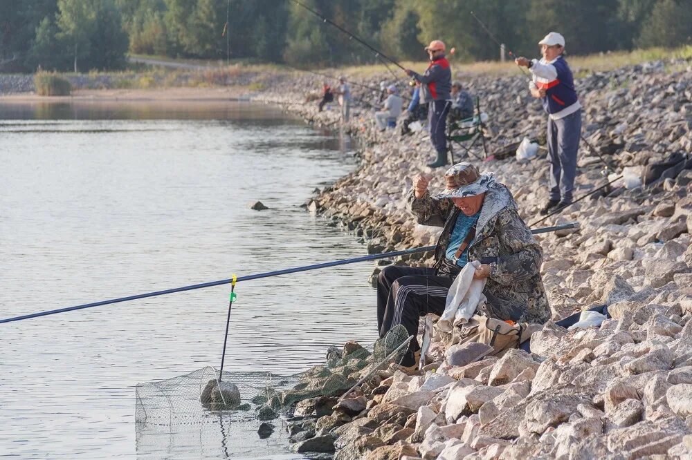 Рыбалка аэс. Ловить рыбу. Соревнования по рыбной ловле. Соревнование по рыбной ловле на реке. Рыбак с рыбой.