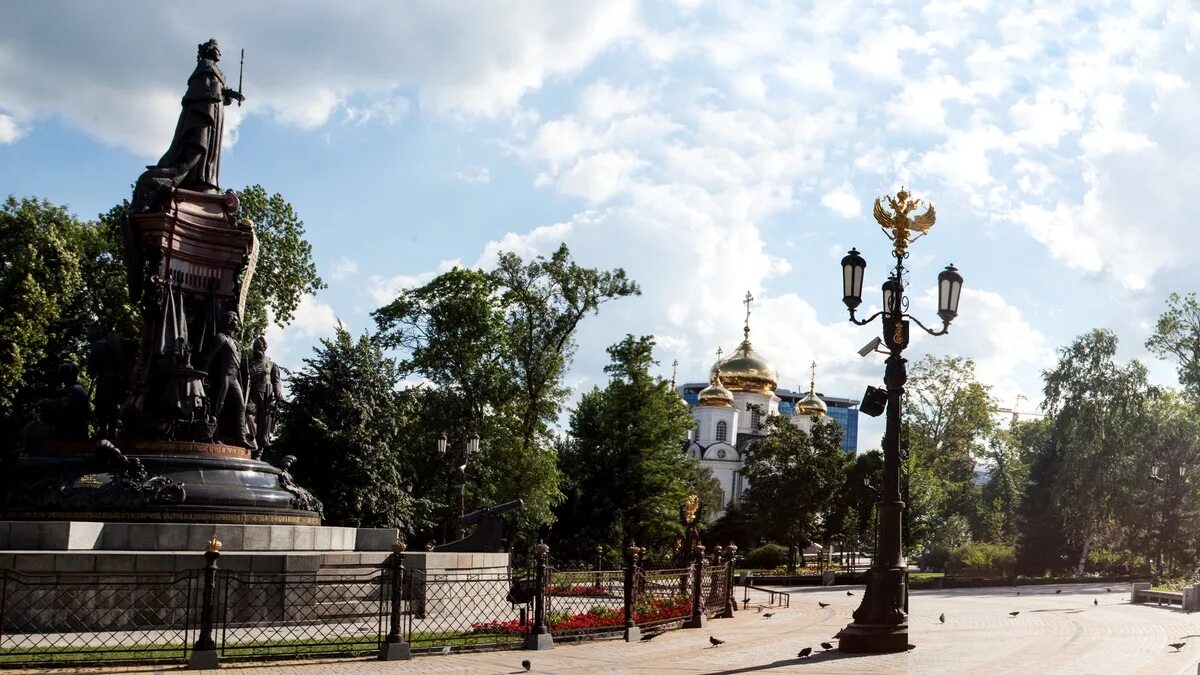 Памятники культуры краснодара. Памятник Екатерине 2 в Краснодаре. Екатерининский сквер Краснодар. Памятник Екатерине в Екатерининском сквере. Екатерининский сквер Краснодар памятник.