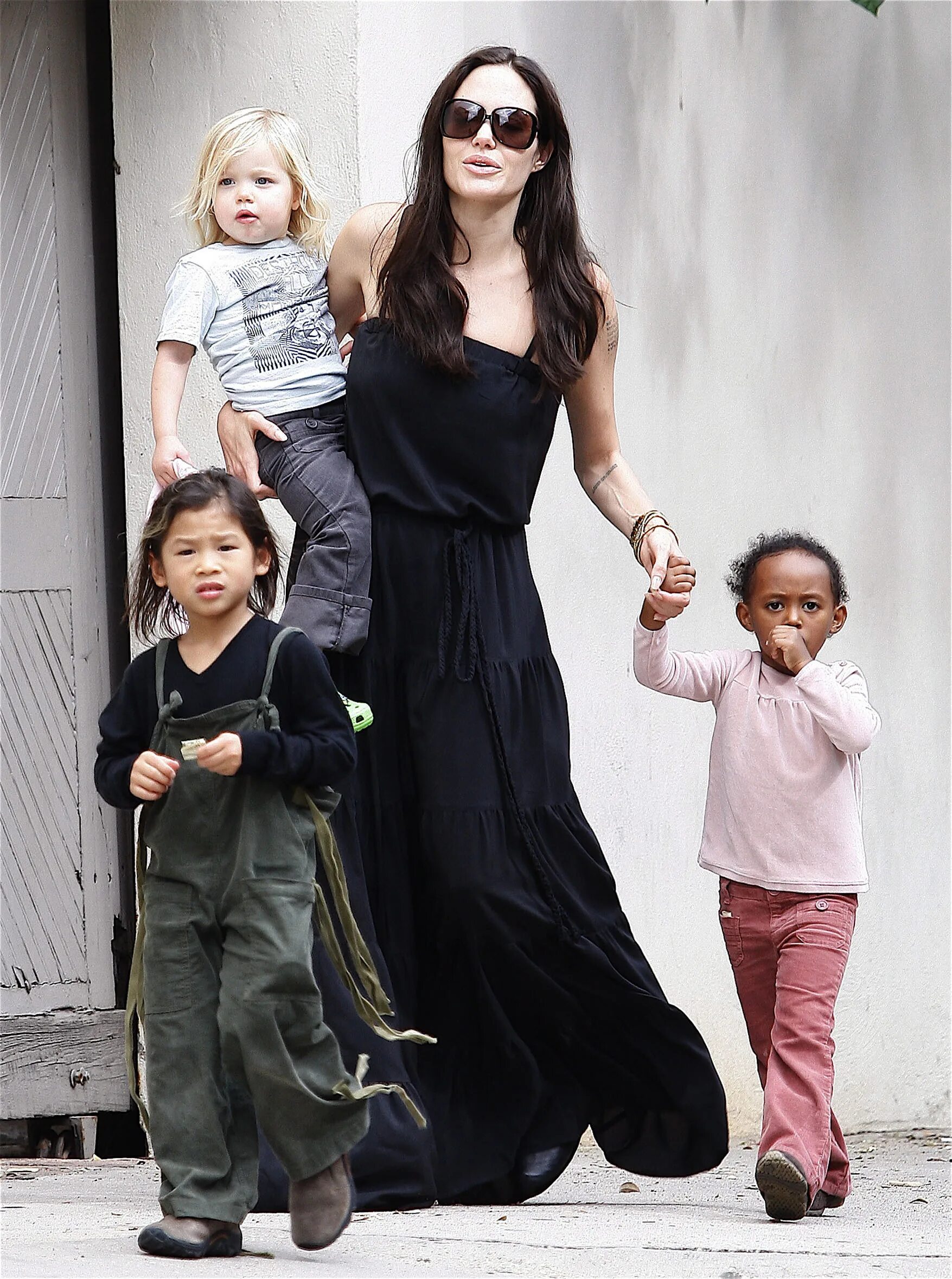 Сколько детей у питта. Дети Анджелины Джоли. Анджелина Джоли дети Джоли с детьми. Анджелина Джоли ссдетьми. Семья Анджелины Джоли.