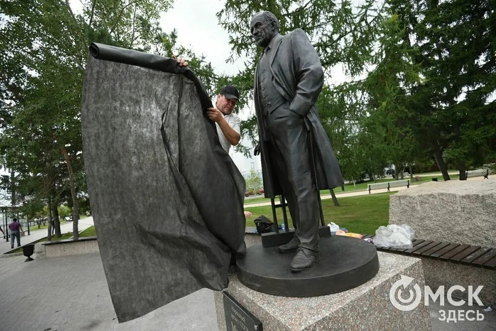 Памятник михаилу ульянову в москве где. Памятник Михаилу Ульянову. Памятник Михаилу Ульянову в Омске.