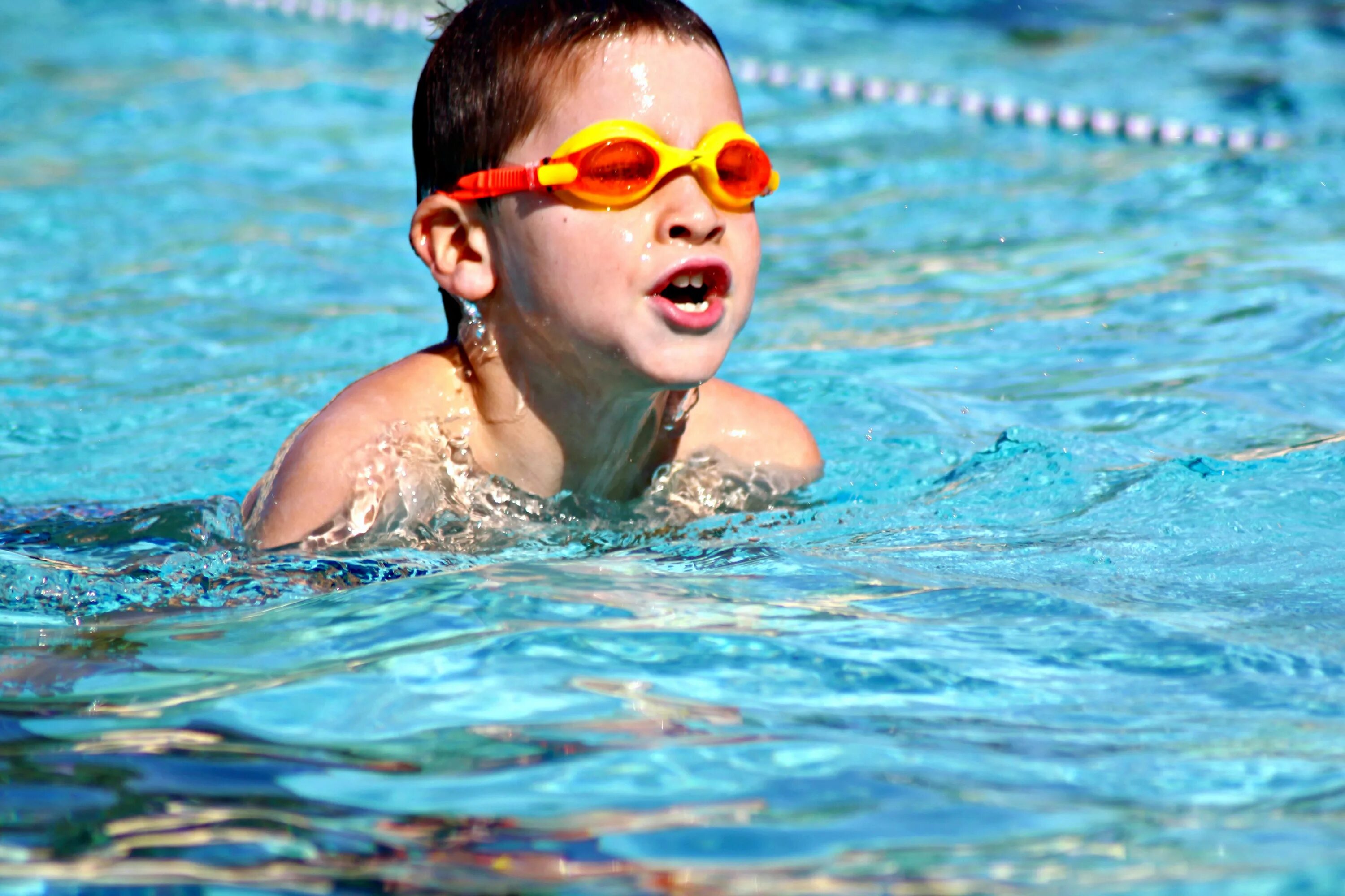 The children are swimming. Дети в бассейне. Мальчик плавает. Плавание в бассейне дети. Занятия в бассейне для детей.