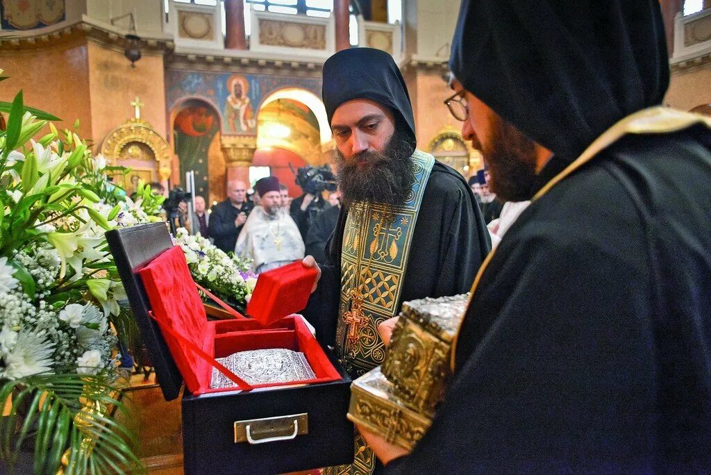 Афон мощи. Притронемся к святыням. Певцы с Афона сербы. Где в Лавре находятся святыни привезенные с Афона. Самая почитаемая святыня Сербии.