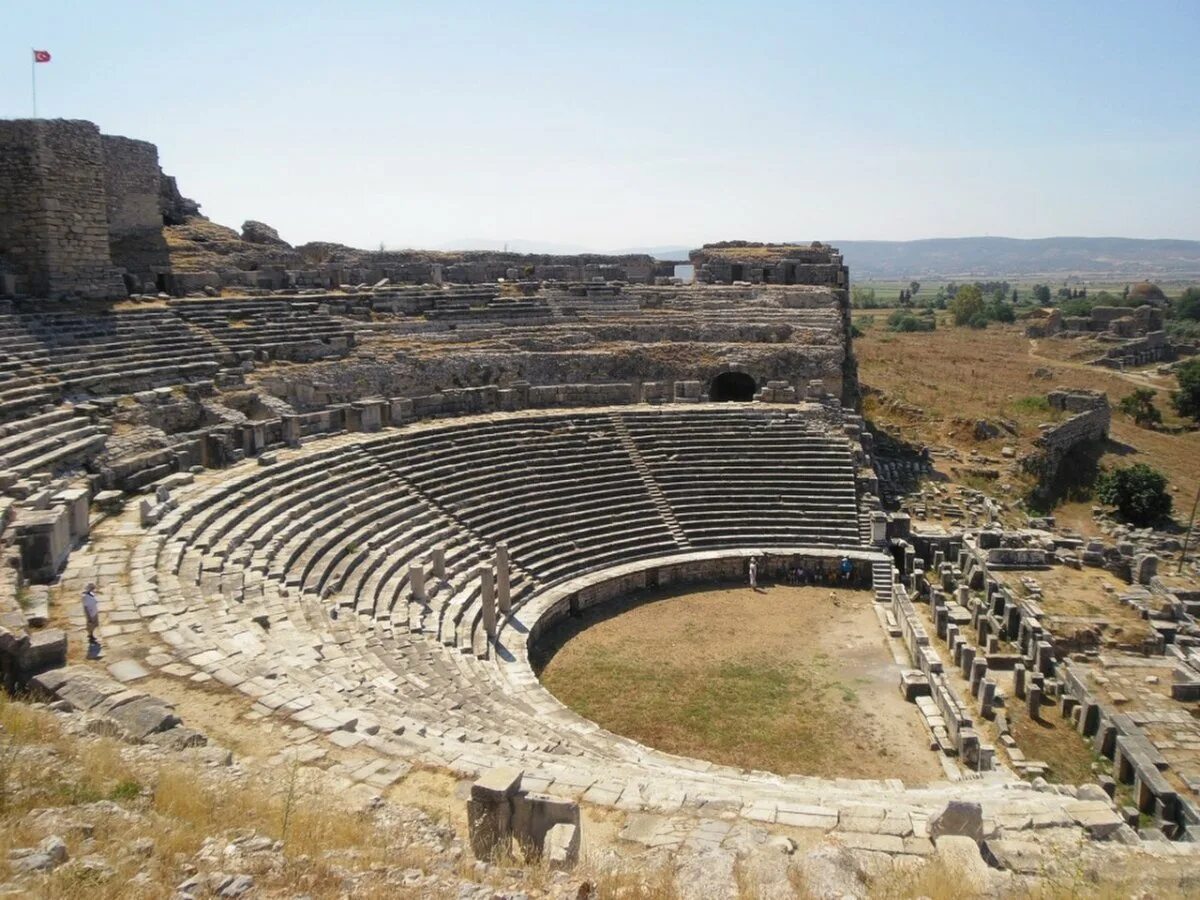 Названия древнегреческих театров. Амфитеатр Греция. Театр в Милете Греция. Театр Одеон в Афинах. Амфитеатр Греция Акрополь.