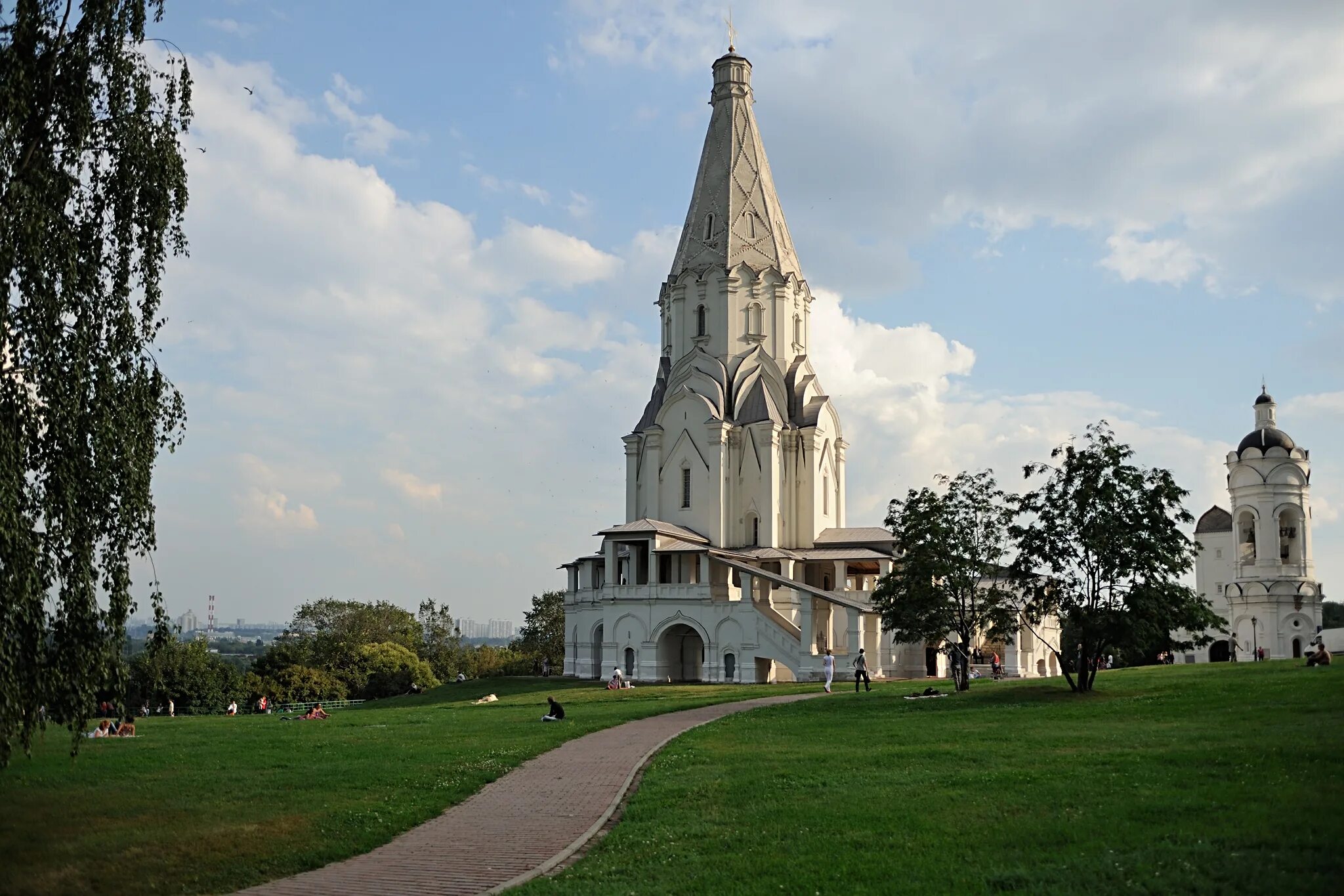 Церковь вознесения в коломенском 1532 г. Дмитриевский собор 1194-1197. Храм вознесения в коломенском. Укажите название архитектурного памятника. Исторический музей храм василия блаженного.