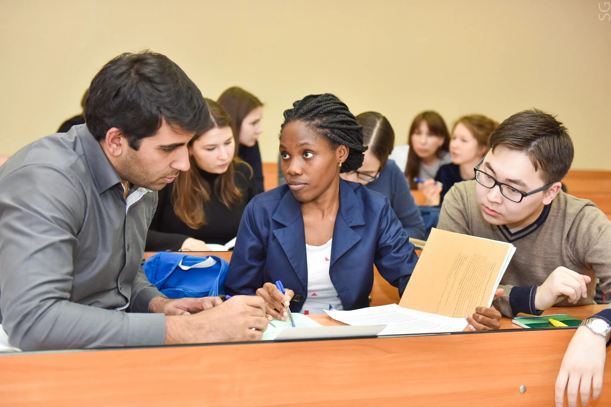 Аннотация защиты информации. Выпускники университета сша. Выпускник азия. Синергия защита диплома. Девушка в университете.