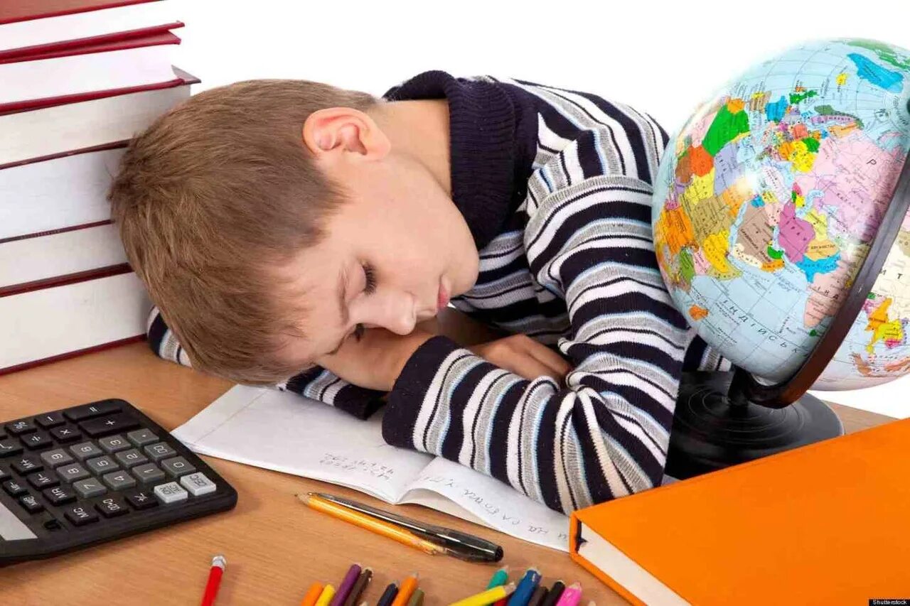 Устал учиться. Переутомление у детей. Уставший ребенок. Утомление школьников. Сонный ученик.