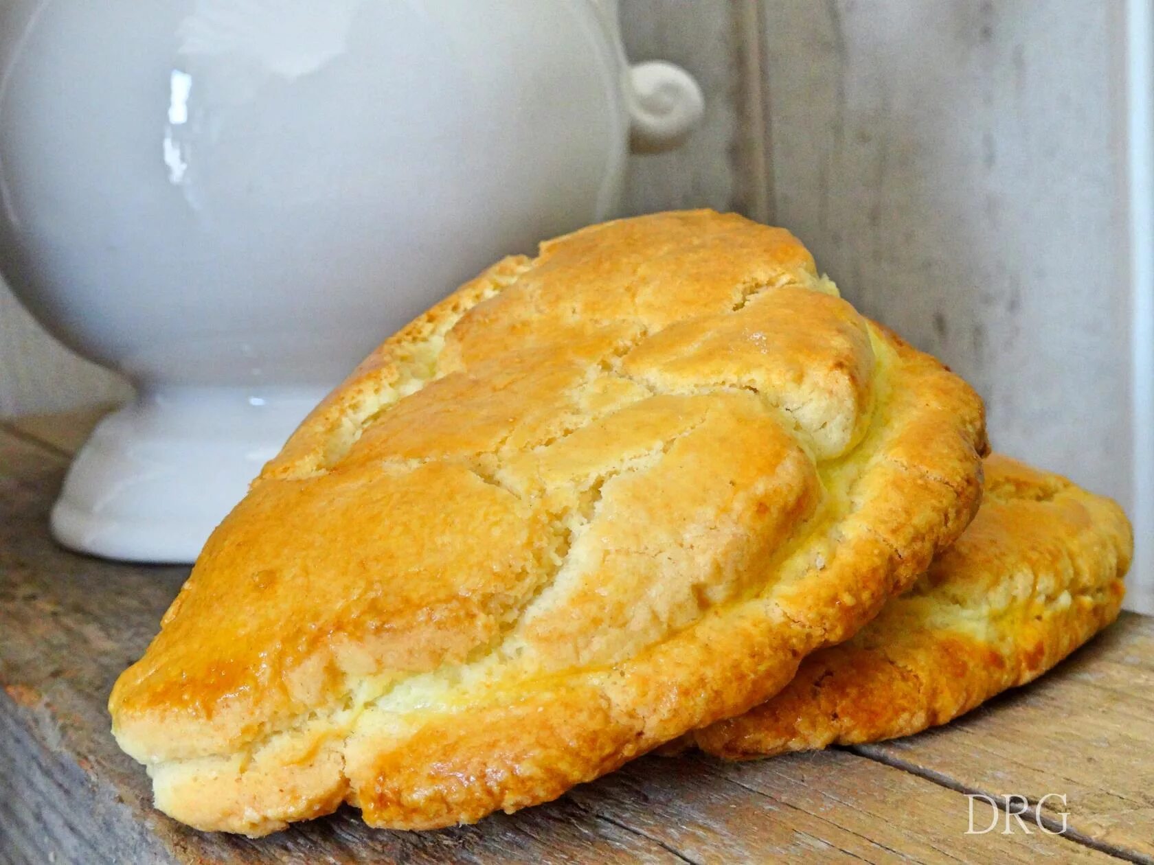 сочник песочный. сочни творожные печенья. сочни с творогом из песочного теста. рецепт сочников с творогом из песочного теста в духовке. сочни из песочного теста.