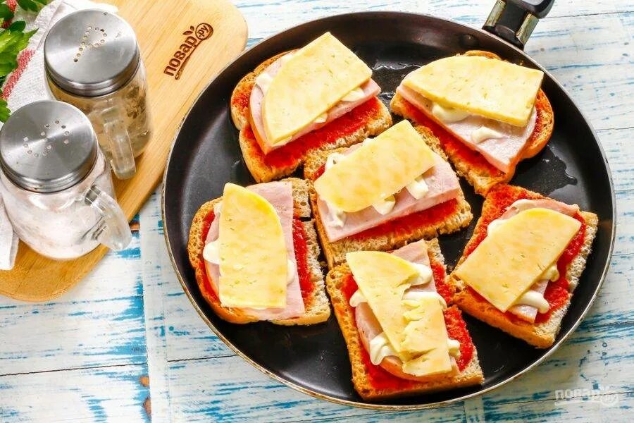 Рецепт горячих бутербродов на сковороде с сыром. Бутерброд с ветчиной и сыром. Горячие бутерброды на сковороде. Сковородка для горячих бутербродов. Бутерброды колбаса сыр.
