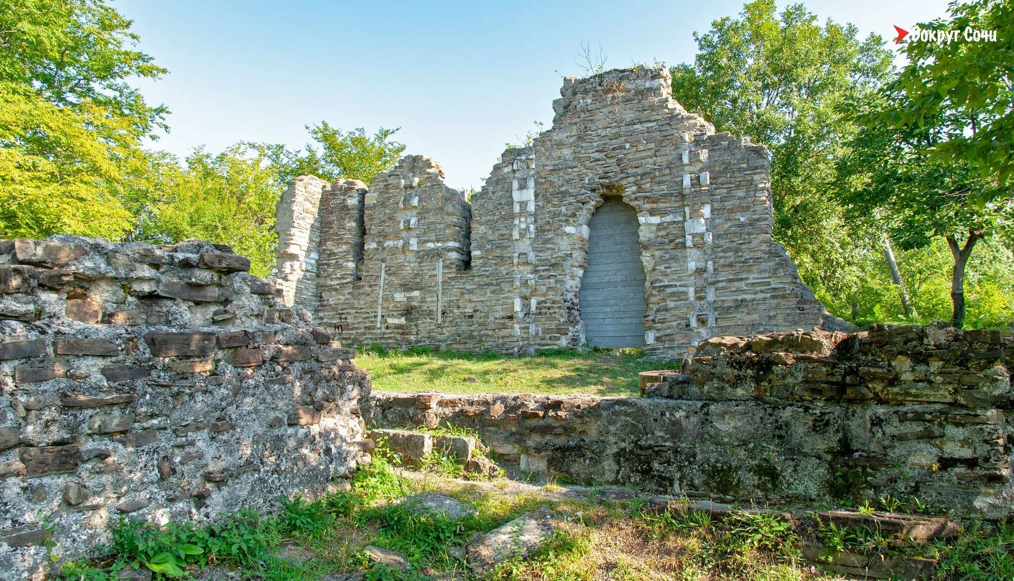 Лоо достопримечательности фото. Византийский храм в лоо. лооский храм лоо. развалины византийского храма в лоо. византийский храм сочи.