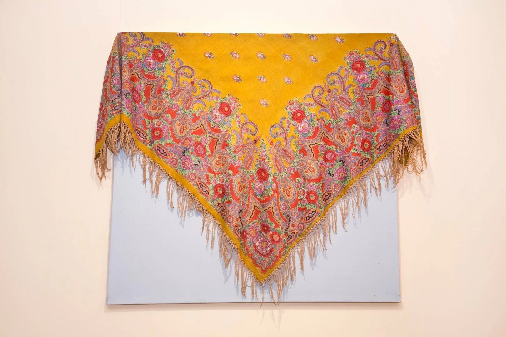 Старые шали. Шетландские шали. Шелковая шаль. Платок павлопосадский серебрянный ручей 16. Платок винтаж павлово посадский.