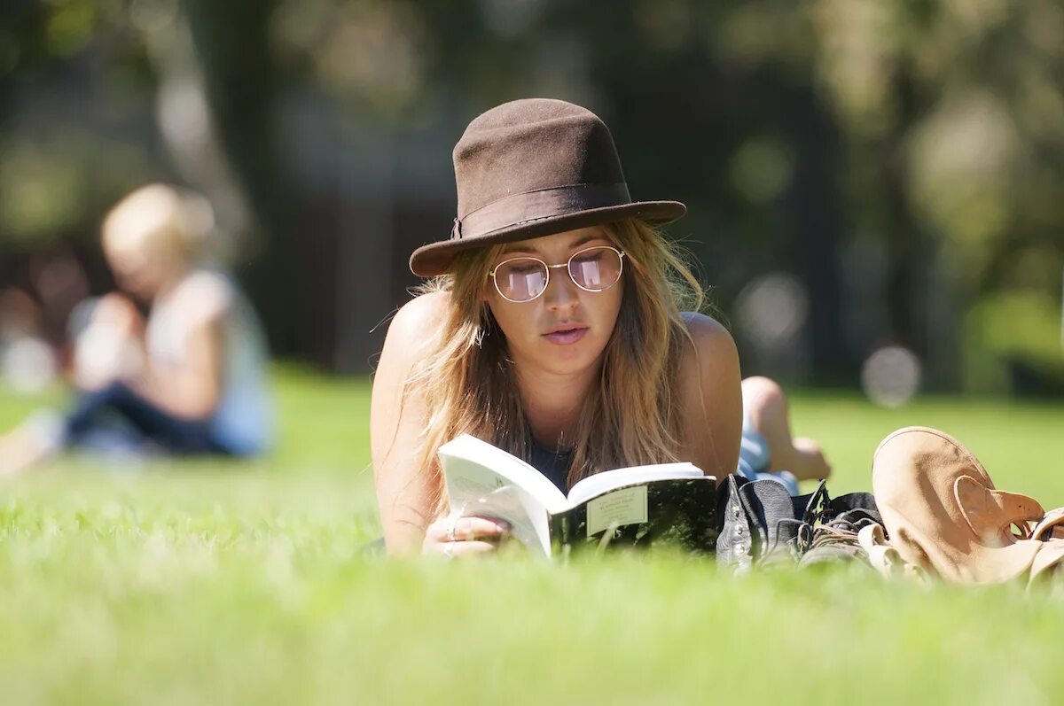 Активный образ жизни. Share hobbies. Творчество и увлечения. Стоковые фотографии. Увлечения молодых людей.