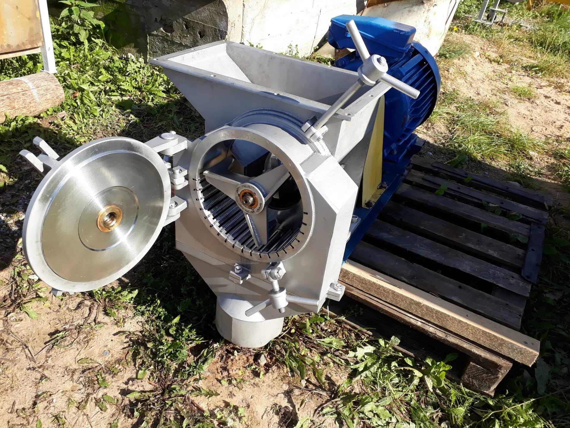 Щековая дробилка 210\1500 чертеж боковых шпилек. Отбойная плитка для роторной дробилки 2 м. Устройство дробилки. Молотковая дробилка дм-440у. Молотковая дробилка мпс 600.