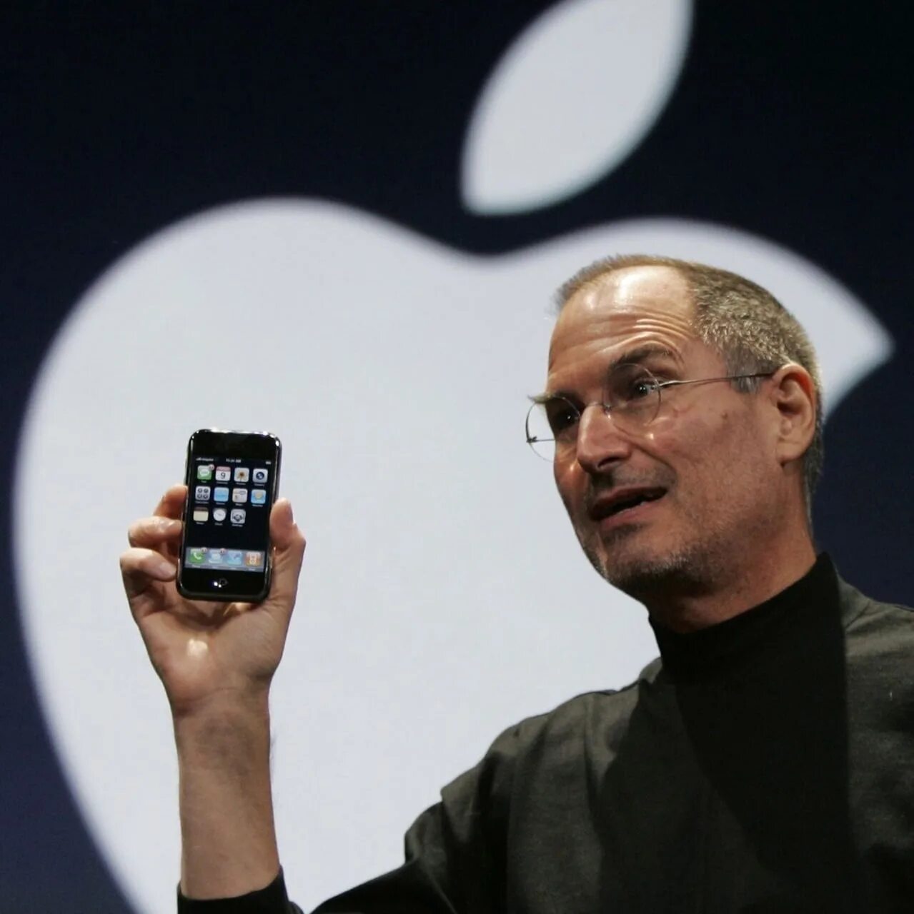Первый iphone год выпуска. Стив Джобс iphone. Стив Джобс 2007. Стив Джобс айфон 2007. Создатель айфона Стив Джобс.