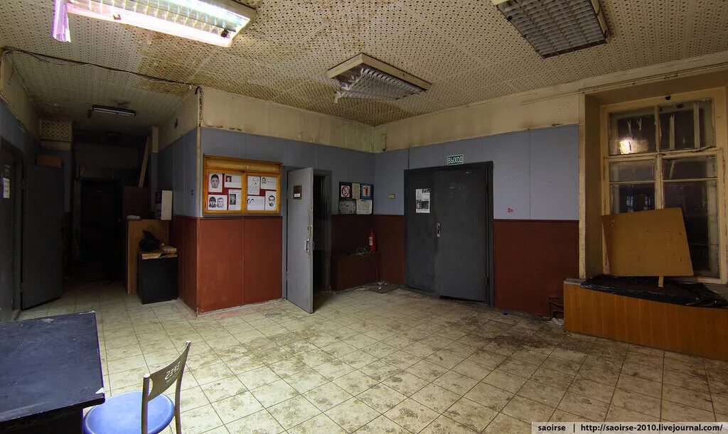 полицейский на земельном участке. участок полиции. отдел полиции. земельный участок полиции. участок полиции.