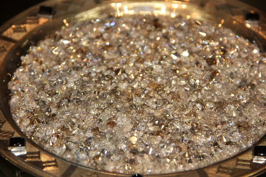 Алмазов в якутии. Месторождение алмазов. Алроса добыча алмазов. Алмазы якутии. Город мирный якутия кимберлитовая трубка.