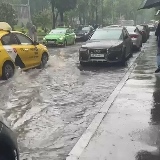Подтопления в москве. Сильный ливень в москве. Похолодание в москве. Москву залило. Ливень в москве.