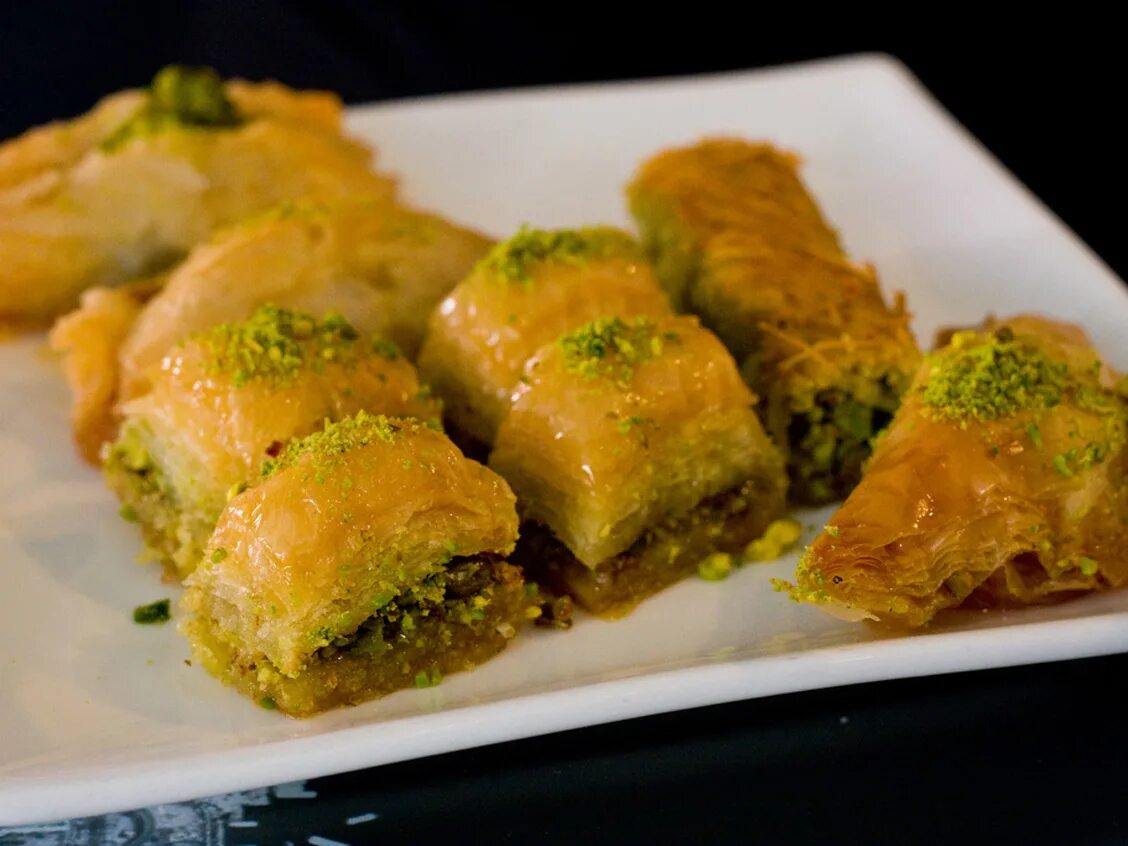 Что готовят в турции. Турецкая кухня баклава. турецкая кухня пахлава. турецкая пахлава gulluoglu. пахлава национальное блюдо турции.