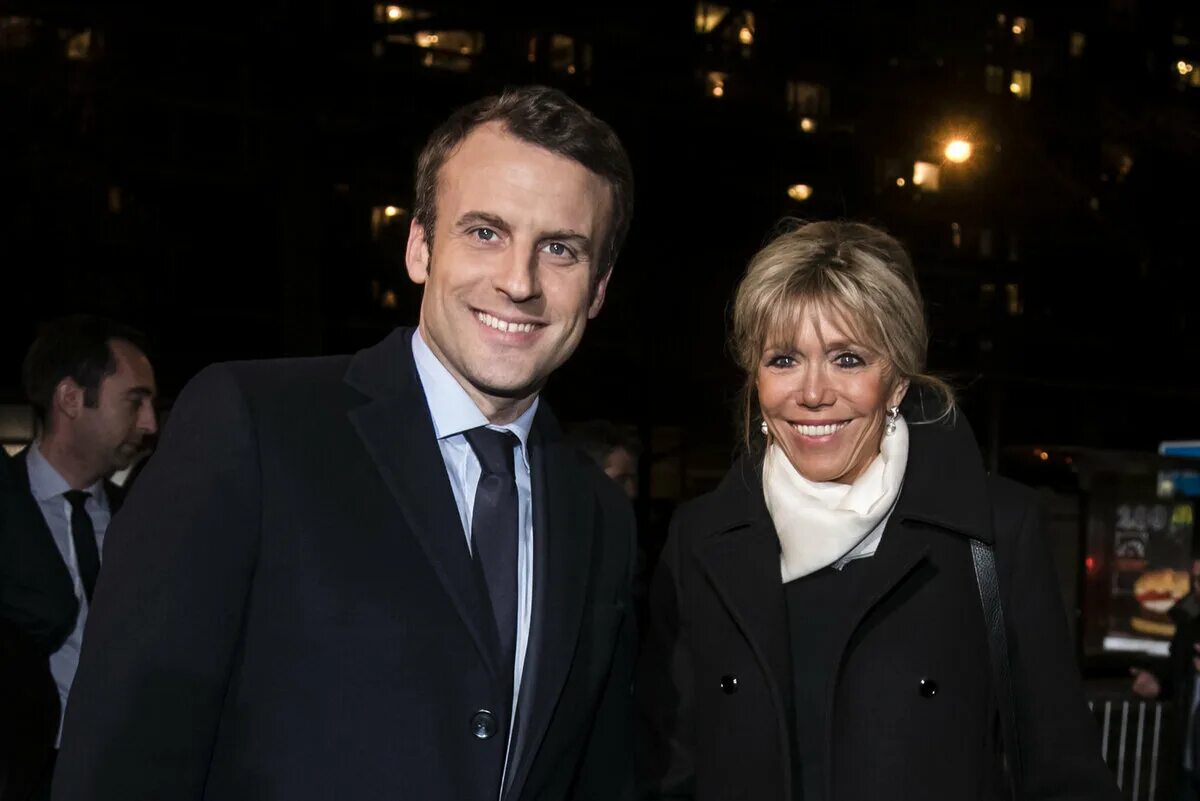 У президента франции есть дети. Жена президента Франции Брижит Макрон. Макрон Эммануэль с женой. Эмануилмакрон жена.