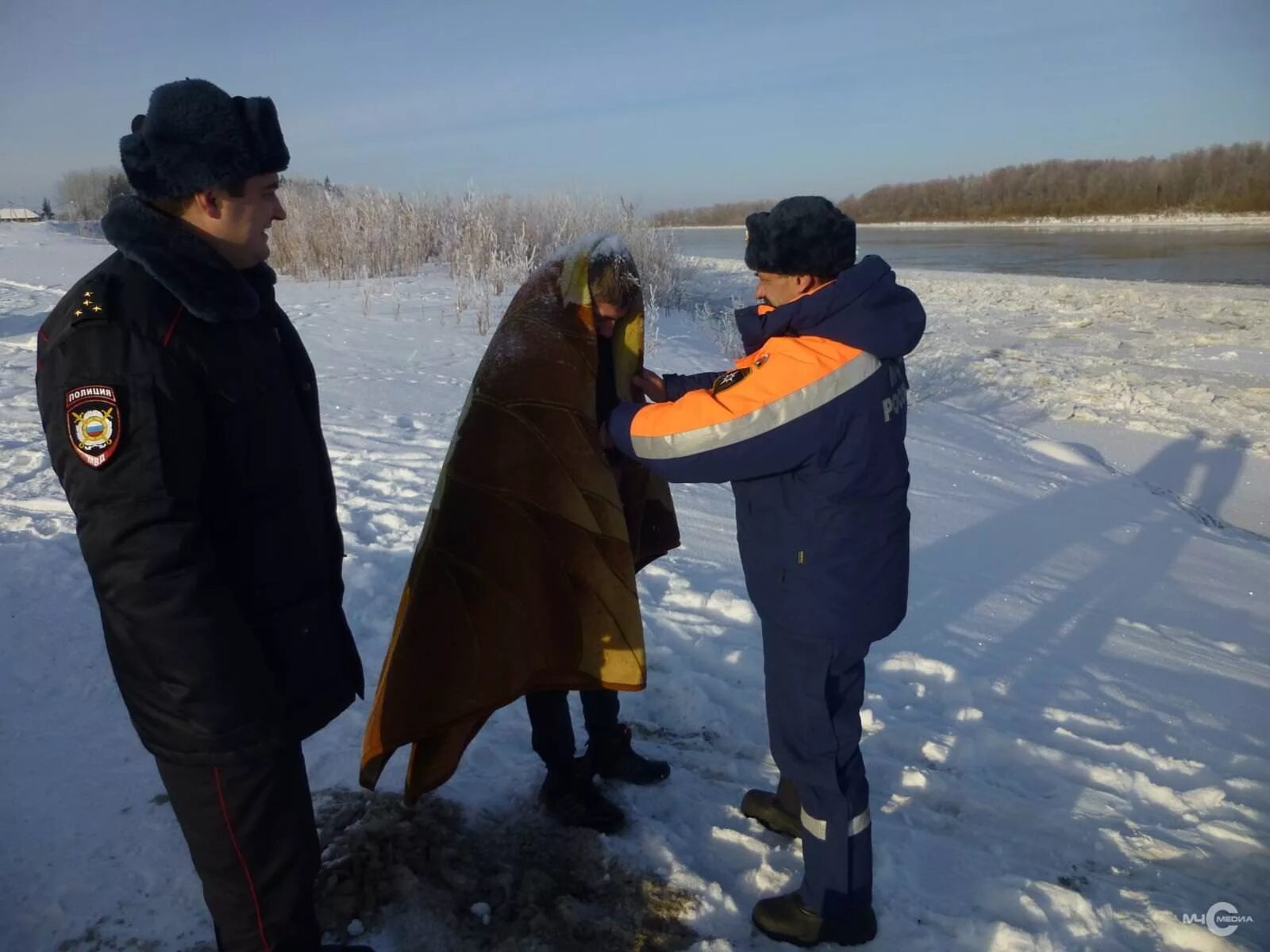 Фото потерпевших. Согревание провалившегося под лед. Оказание помощи провалившемуся под лед. Отогревание пострадавшего. Оказание первой помощи на льду.