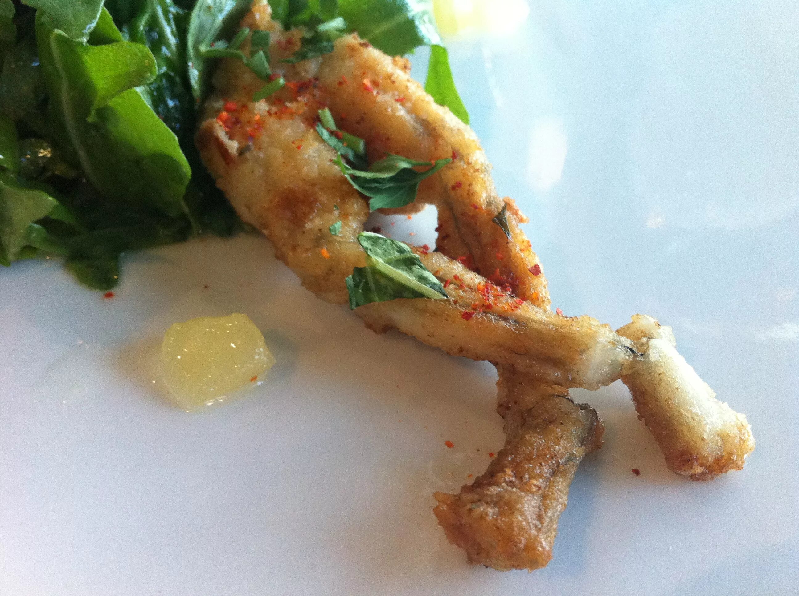 Frog legs. Французские деликатесы лягушачьи лапки. Лягушачьи лапки во Франции. Лягушачьи лапки блюдо. Лягушачьи лапки блюдо Франции.