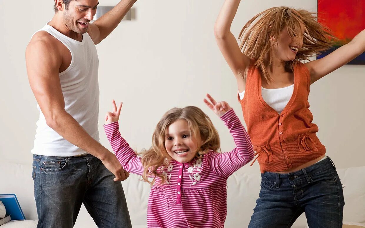 Танцующий папа с дочками. Дети с родителями. Танцы с родителями и детьми. Родитель ребенок танец. Мама танцует с ребенком.