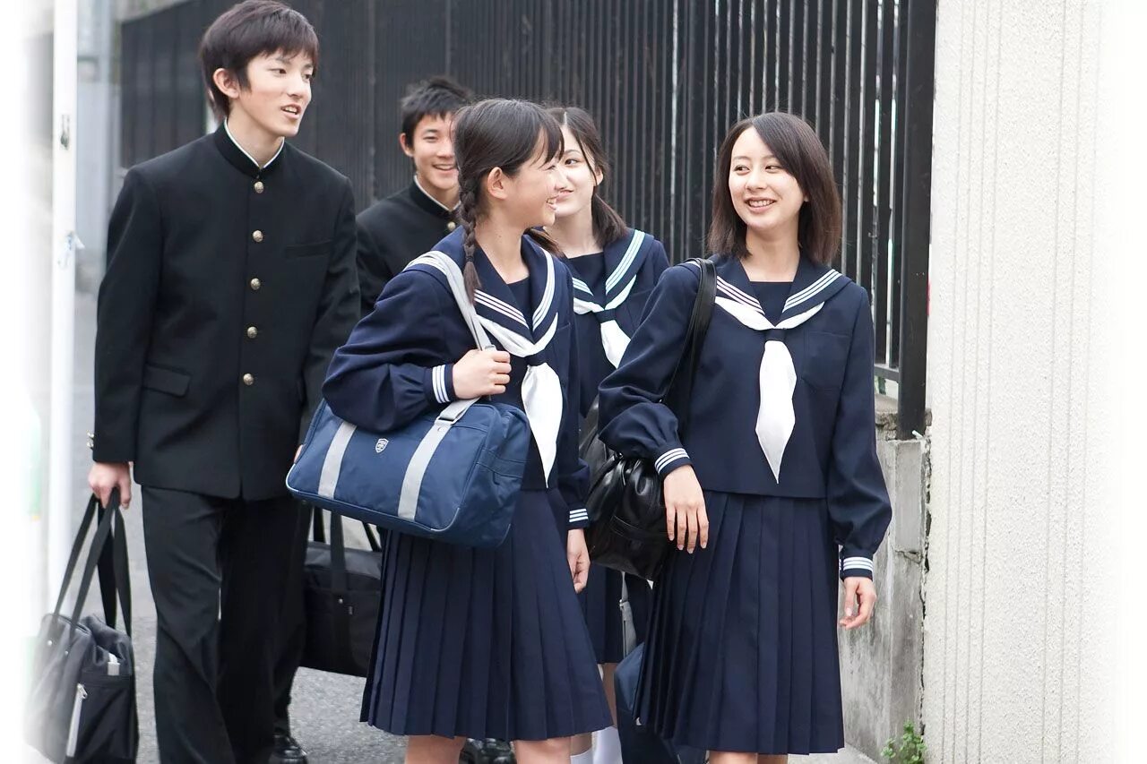 Школа в киото средняя школа. Японские школьники. Группа akb48 школьная форма. Покажи японскую школу. Японская школьная форма киото.