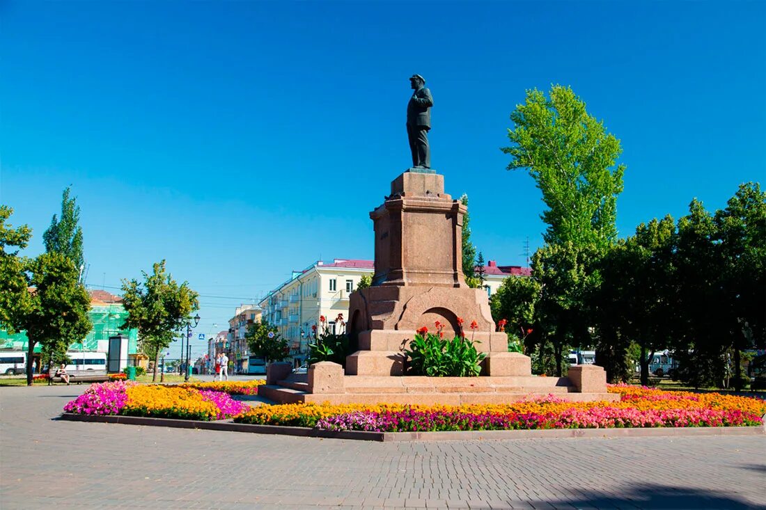 Сквер революции памятник. Площадь революции Самара памятник. Памятник Ленину Самара площадь революции. Алексеевский сквер Самара. Пл революции Самара.