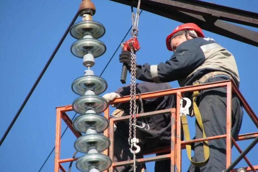 фарфоровый изолятор. изоляторы 110 кв подвесные стеклянные. изоляторы лэп 220 кв. стеклянные изоляторы воздушных линий электропередачи. обслуживание изоляторов.