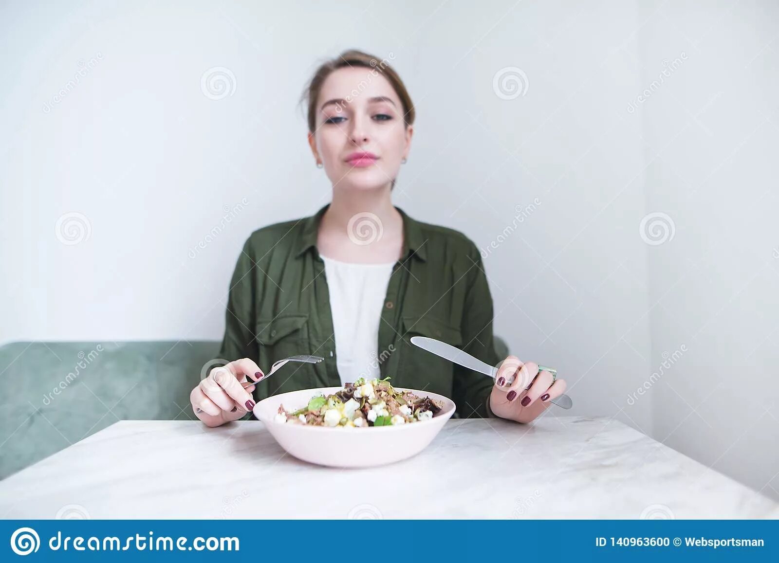 Официант убирает посуду со стола. Французы за столом. Весёлые конкурсы за столом не выходя из за стола. Поел убери со стола. Выйти со стола.