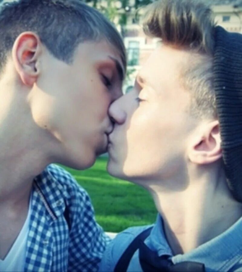 Мужики целуются. Красивый поцелуй парней. Шейн и дюк. Как называется сосущий парень. Как называется сосущий парень.