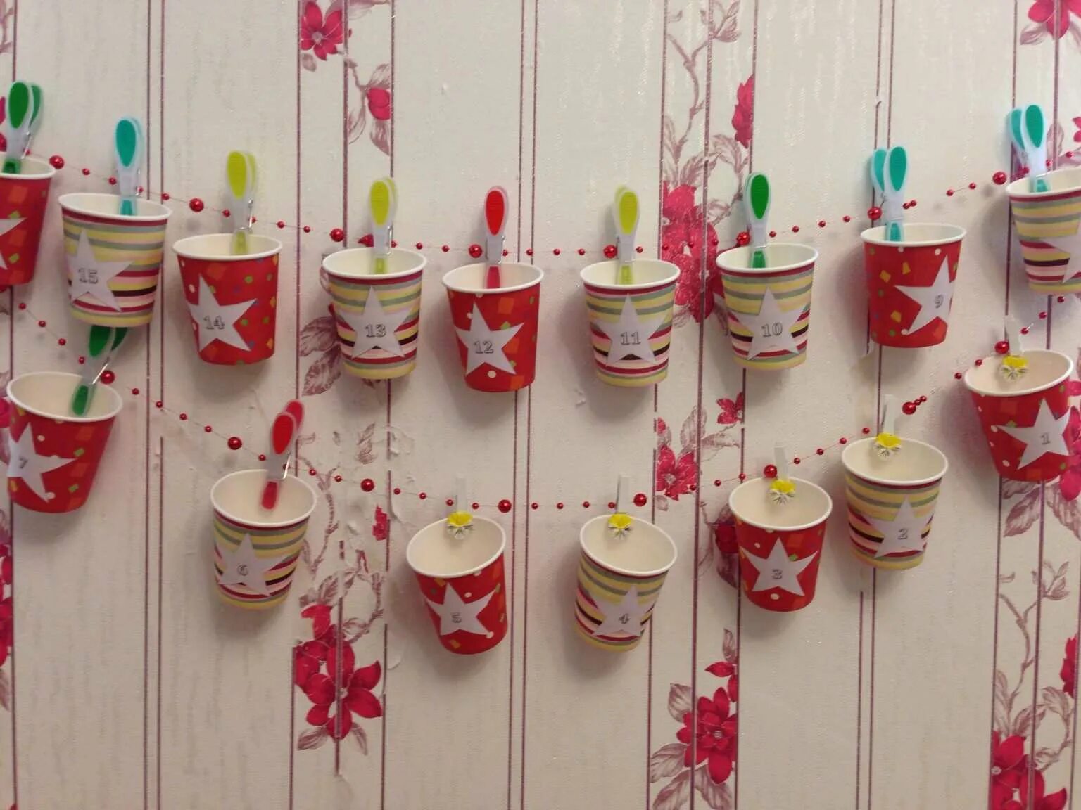Декорации из бумажного стаканчика. Адвент елка из пластиковых стаканчиков. Адвент из стаканчиков своими руками. Адвент календарь из бумажных стаканчиков. Адвент из стаканчиков своими руками.