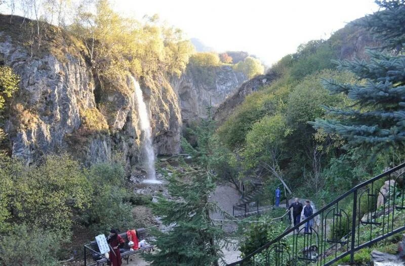 Экскурсии водопады Железноводск. Медовые водопады ЗИП. Кисловодск в мае. Медовые водопады беседки. Погода в кисловодске завтра по часам