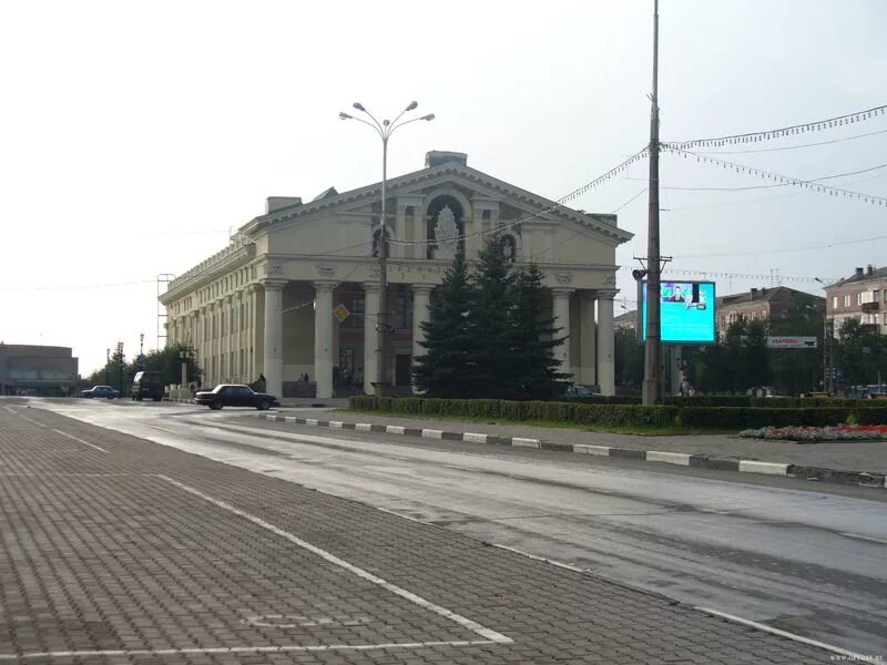 Драматический театр Нижний Тагил. Драматический театр Нижний Тагил зал. Драмтеатр Нижний Тагил фото. Памятник перед нижнетагильским драмтеатром. Ул правды нижний тагил