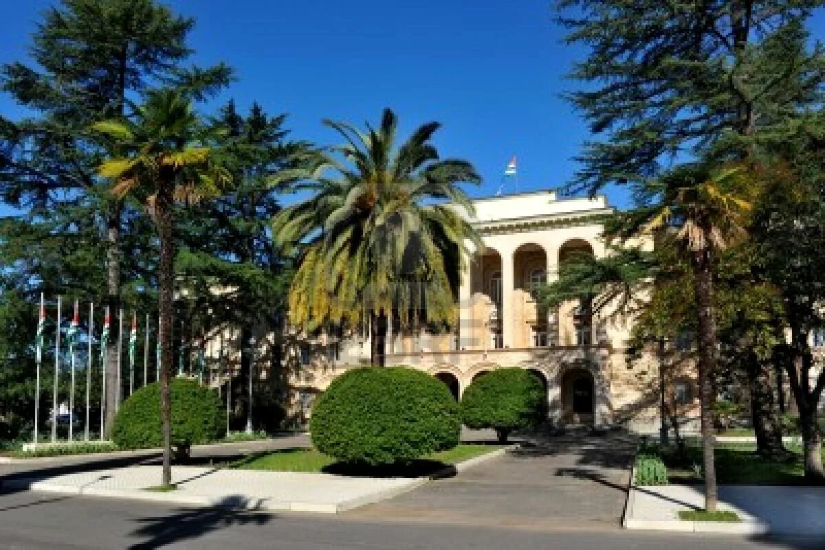 Резиденция президента Республики Абхазия. Сухум президентский дворец. Абхазия Сухум резиденция. Кочубей Авинзба Сухум Абхазия.