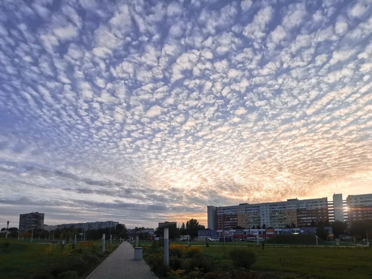 Солнечный 2 облака. Сквер 50 летия АВТОВАЗА Тольятти. Облака над домом. Облака над городом. Город в облаках.
