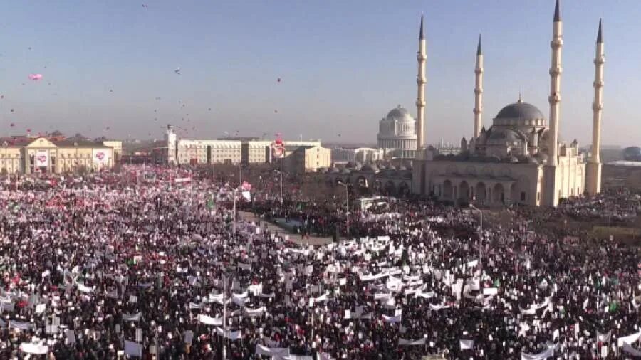 грозный вышел. гелдаган чечня. 100 тысяч человек. чечня религия. митинг в чеченской республике.