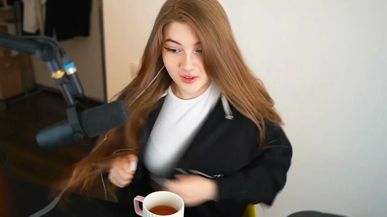 Показала грудь на твиче. Показала бубсы на стриме. Генсуха ноги на стриме. Сестра злого стримера. Показала бубсы на стриме.